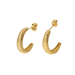 Argolas Cornu em meia-lua canelada com banho dourado, fundo branco