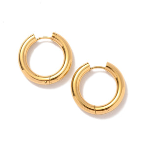 Argolas Orbis, argolas grossas em tubo com banho dourado, fundo branco