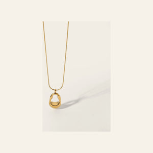 Colar Ovum VIATRIX – pendente oval dourado