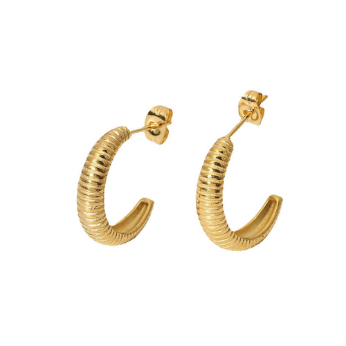 Argolas Cornu em meia-lua canelada com banho dourado, fundo branco