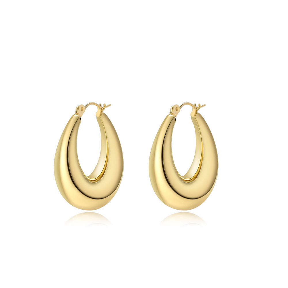 Argolas Lacrima em gota com banho dourado, fundo branco