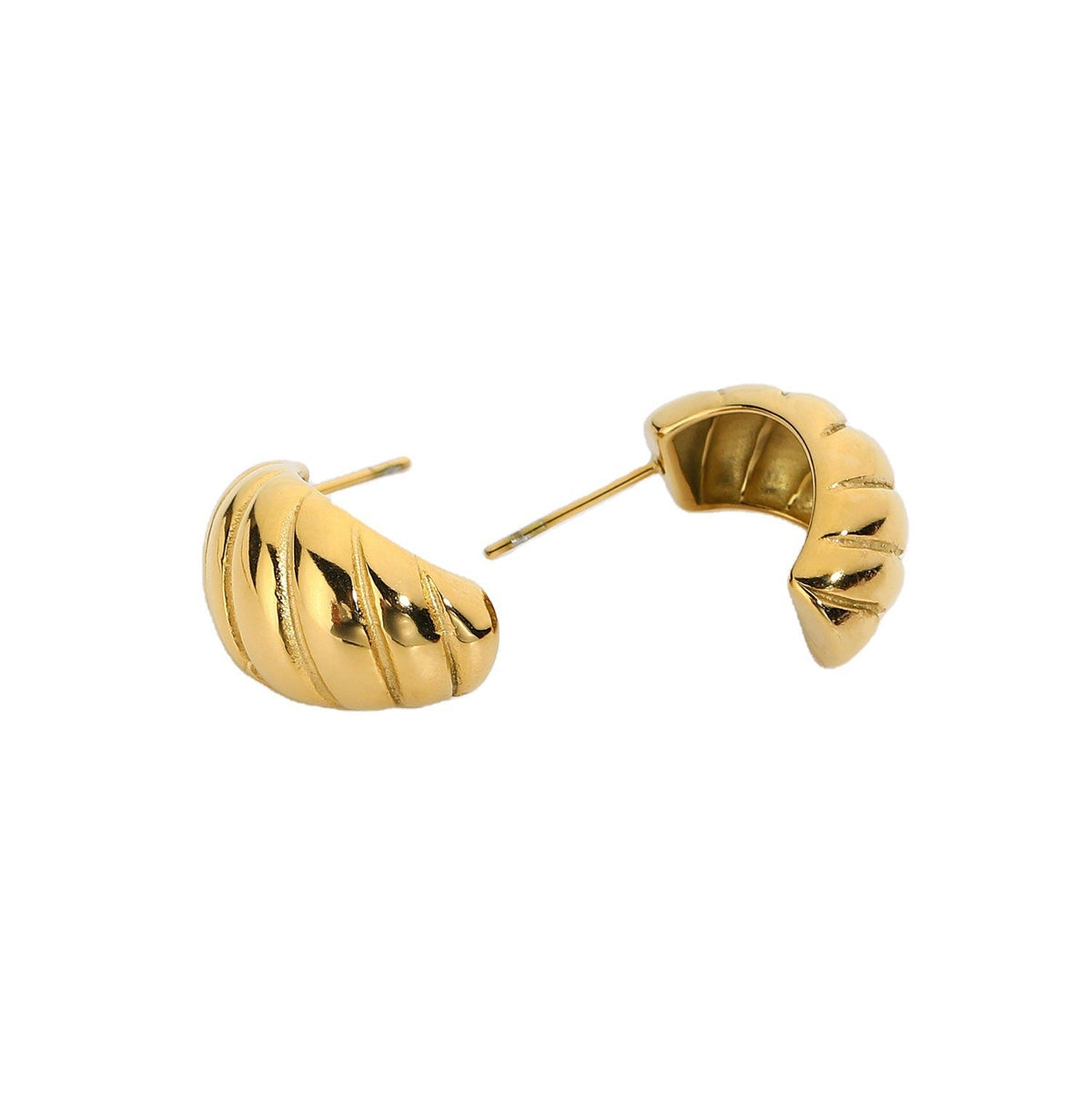 Brincos Tholus em cúpula canelada com banho dourado, fundo branco