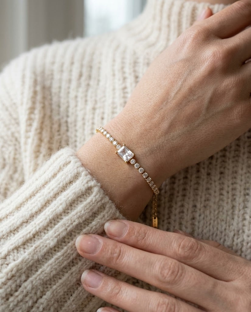 Pulseira Astra dourada no pulso de uma modelo