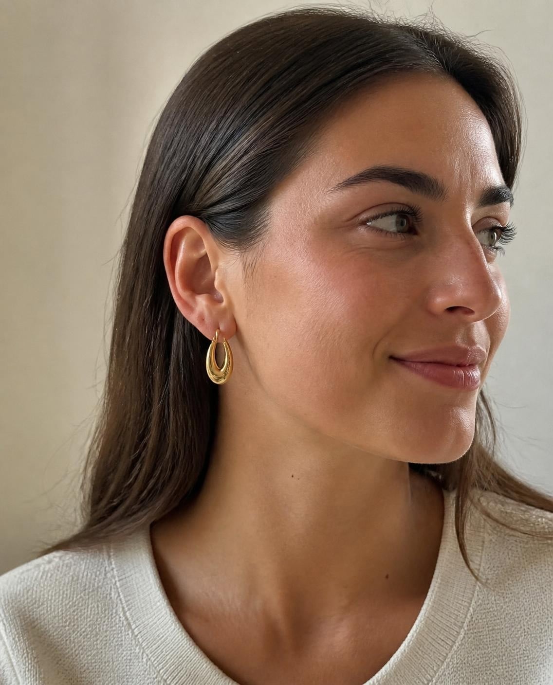 Argolas Lacrima douradas usadas por uma modelo